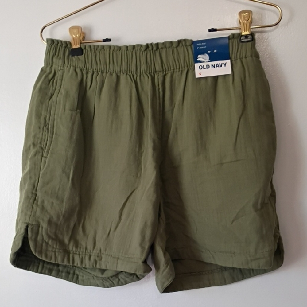Old Navy Women's Cargo Shorts in Olive